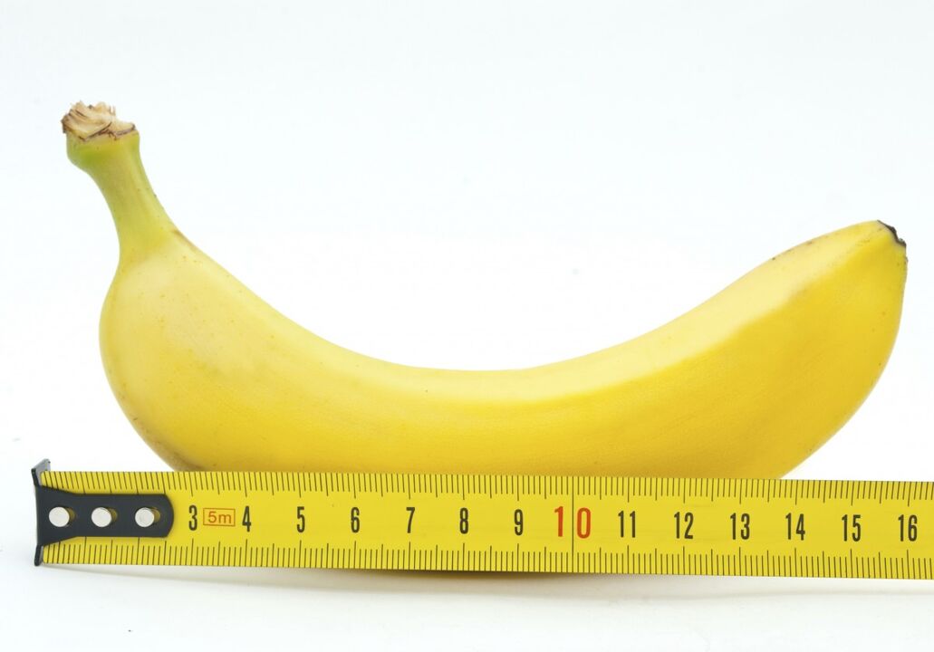 mesurer le pénis avant l'agrandissement à l'aide de l'exemple d'une banane